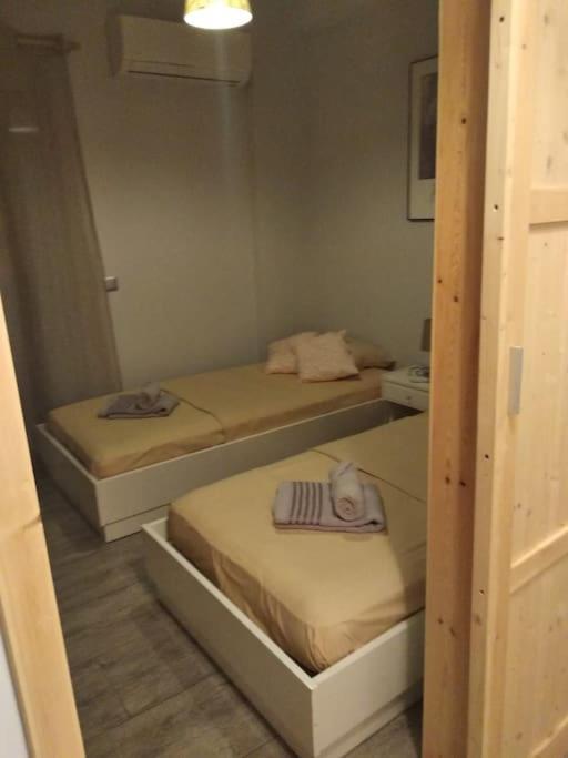 Nice& Cozy Flat 1min From The Heart Of Athens.wifi * Ateny